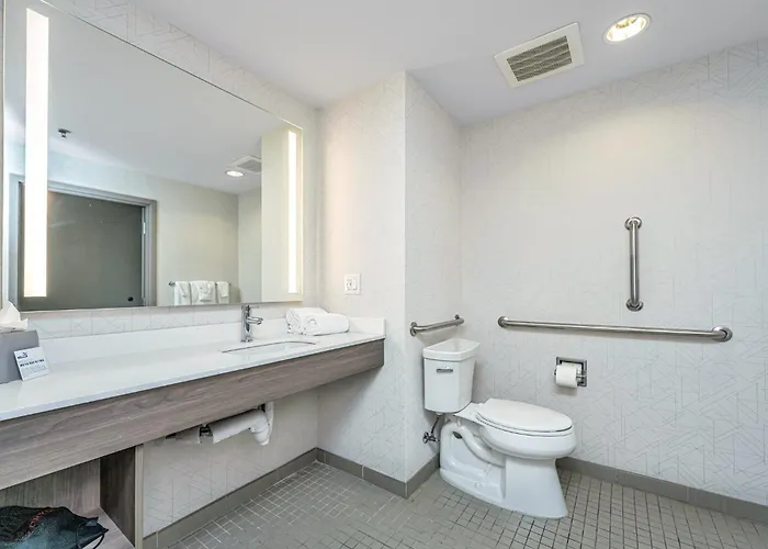 Express & Charleston Arpt-conv Ctr Area By Ihg 3*