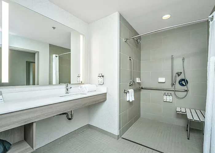 Hotel Express & Charleston Arpt-conv Ctr Area By Ihg 3*