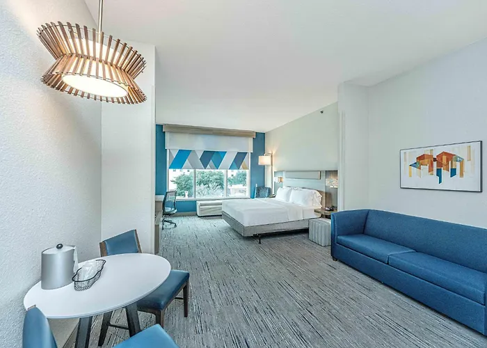 Express & Charleston Arpt-conv Ctr Area By Ihg Hotel 3*