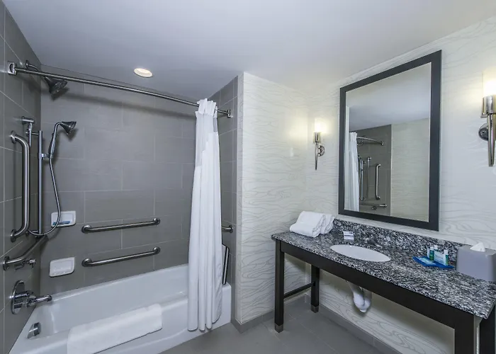 Express & Charleston Arpt-conv Ctr Area By Ihg Hotel 3*