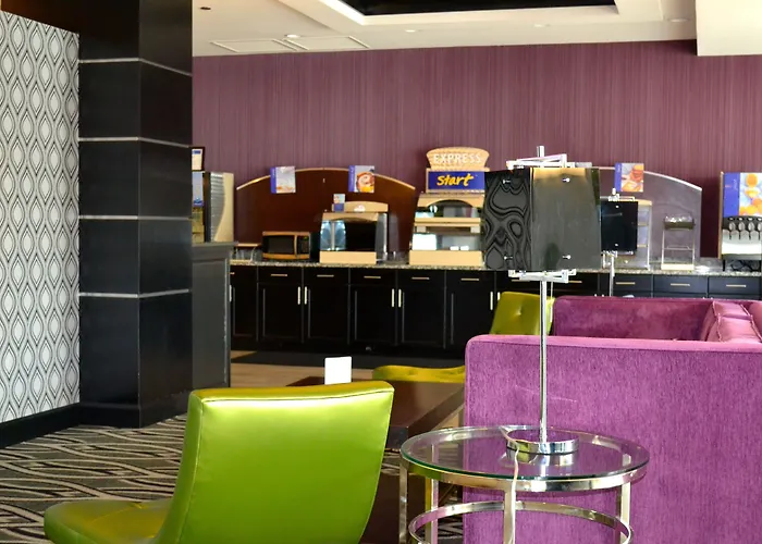 Hotel Express & Charleston Arpt-conv Ctr Area By Ihg 3*