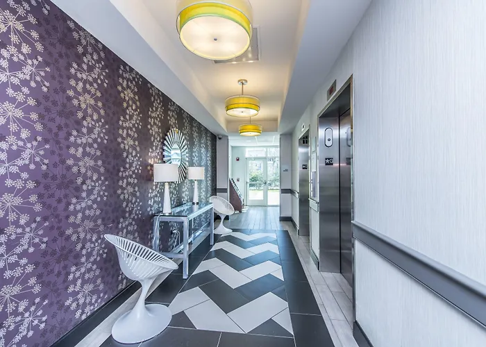 Express & Charleston Arpt-conv Ctr Area By Ihg Hotel 3*