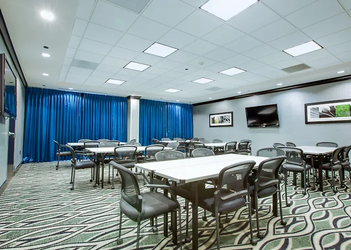 Express & Charleston Arpt-conv Ctr Area By Ihg Hotel 3*