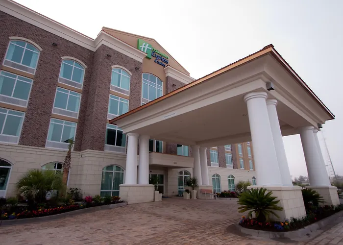 Express & Charleston Arpt-conv Ctr Area By Ihg Hotel 3*